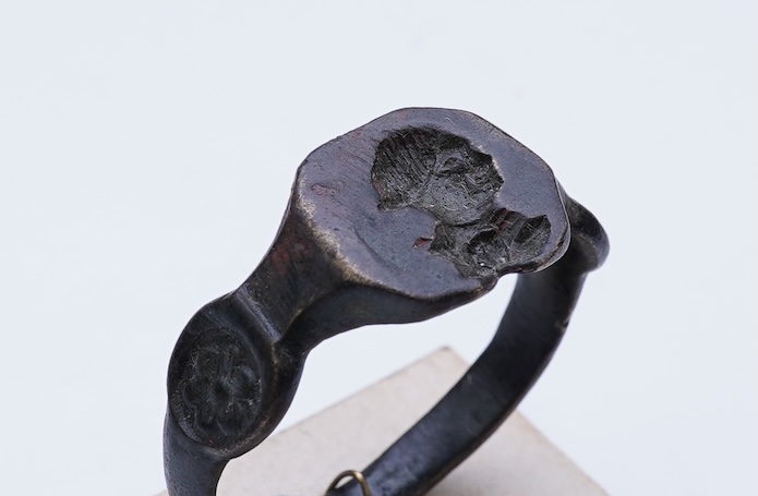 A medieval signet ring, England, circa 15th/16th century